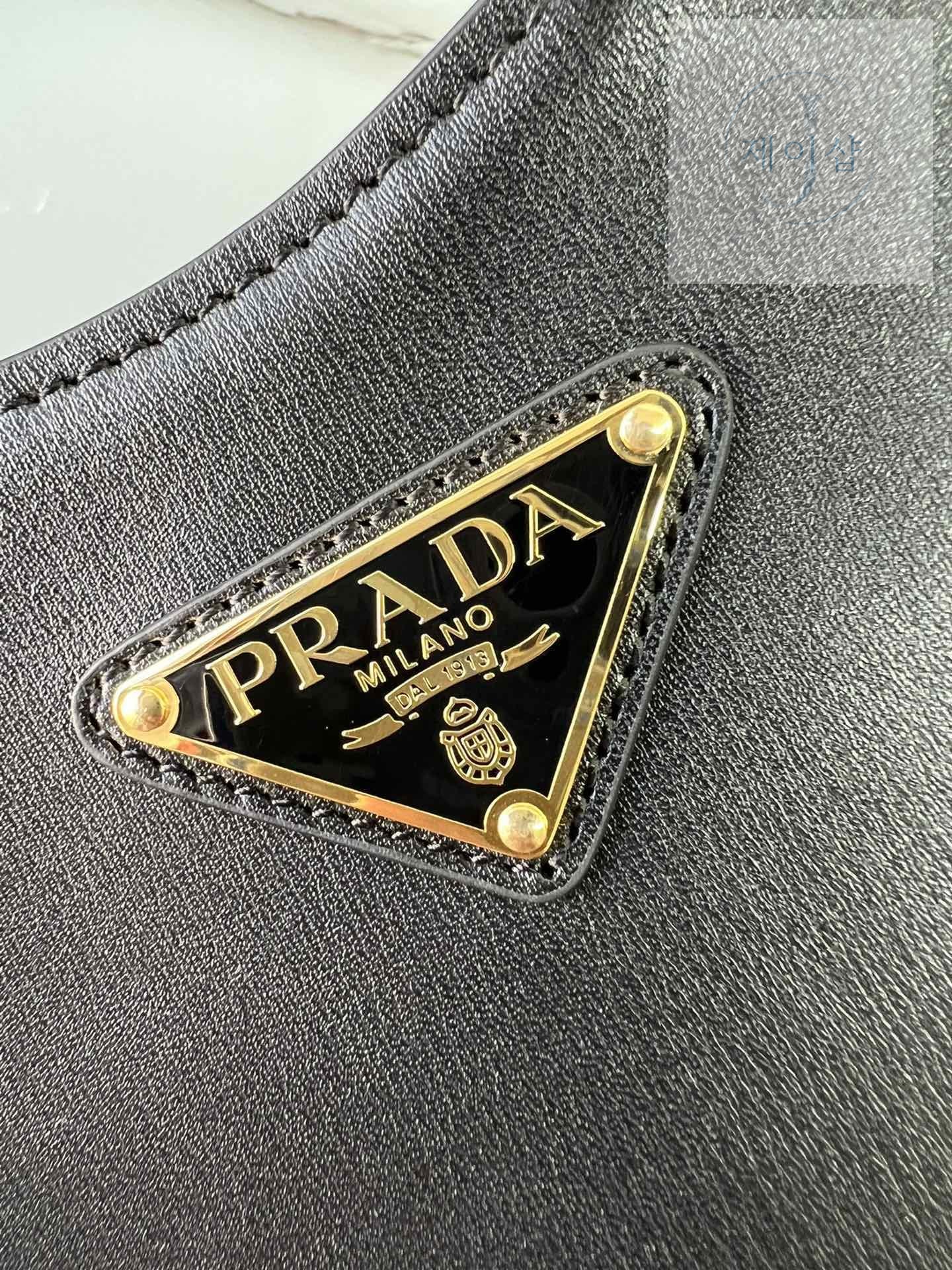Prada Leather Shoulder - 상세 이미지