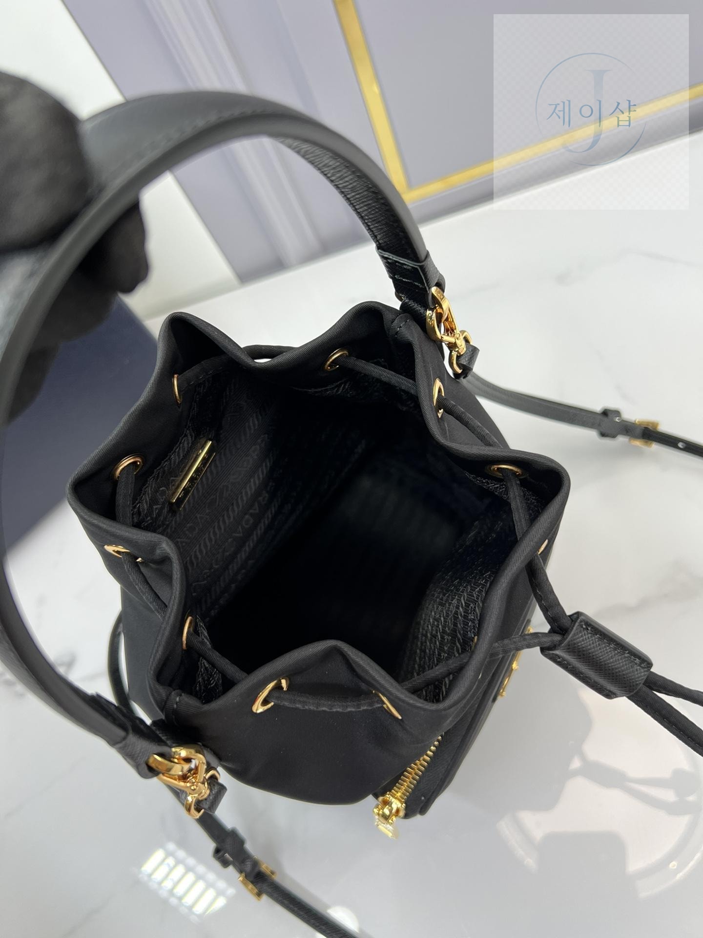 Prada Nylon Bucket - 상세 이미지