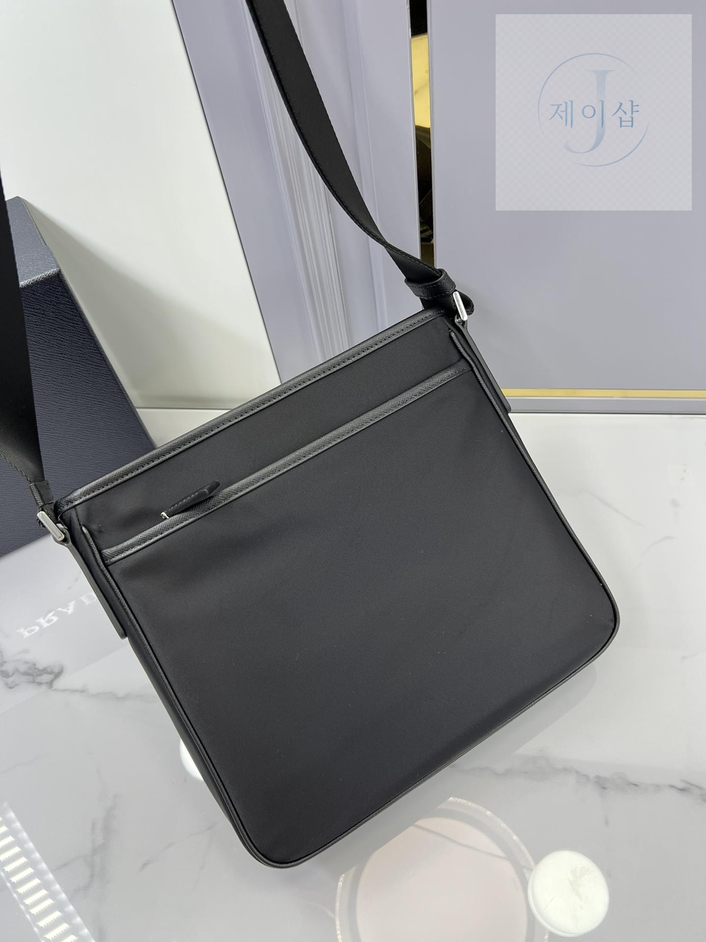 Prada Nylon Messenger - 상세 이미지