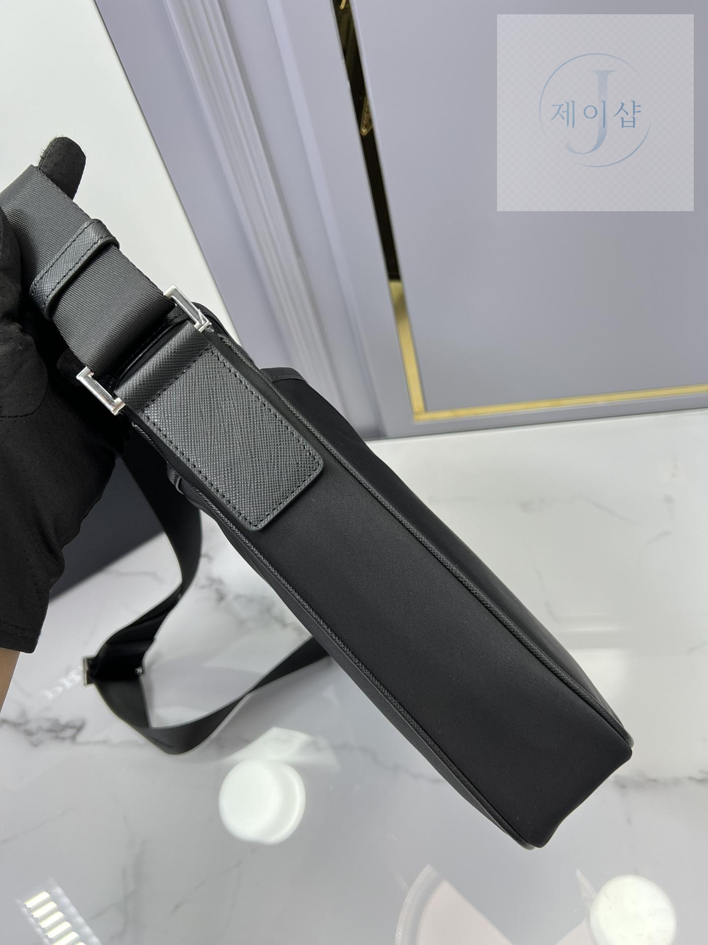 Prada Nylon Messenger - 상세 이미지
