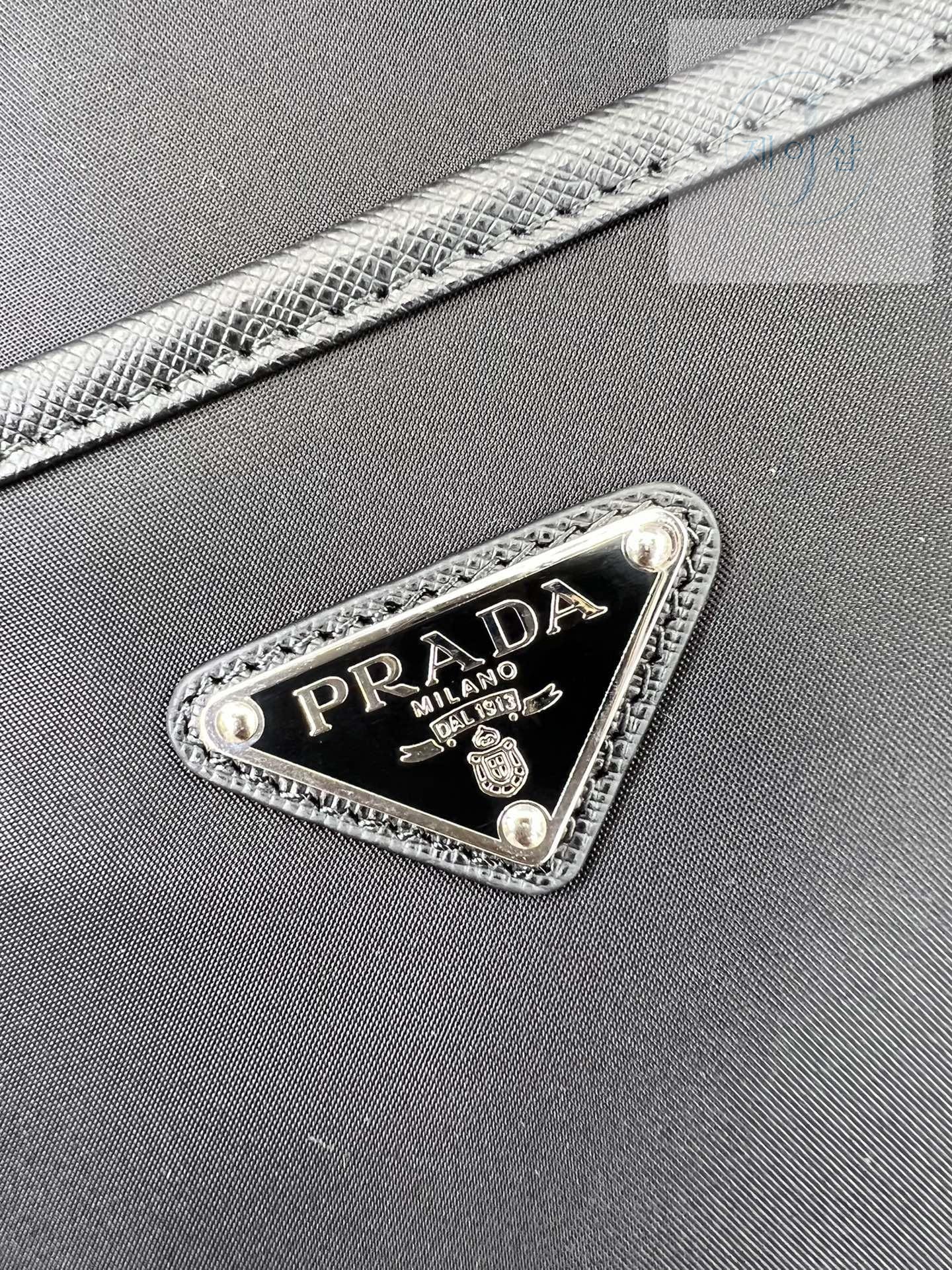Prada Nylon Messenger - 상세 이미지