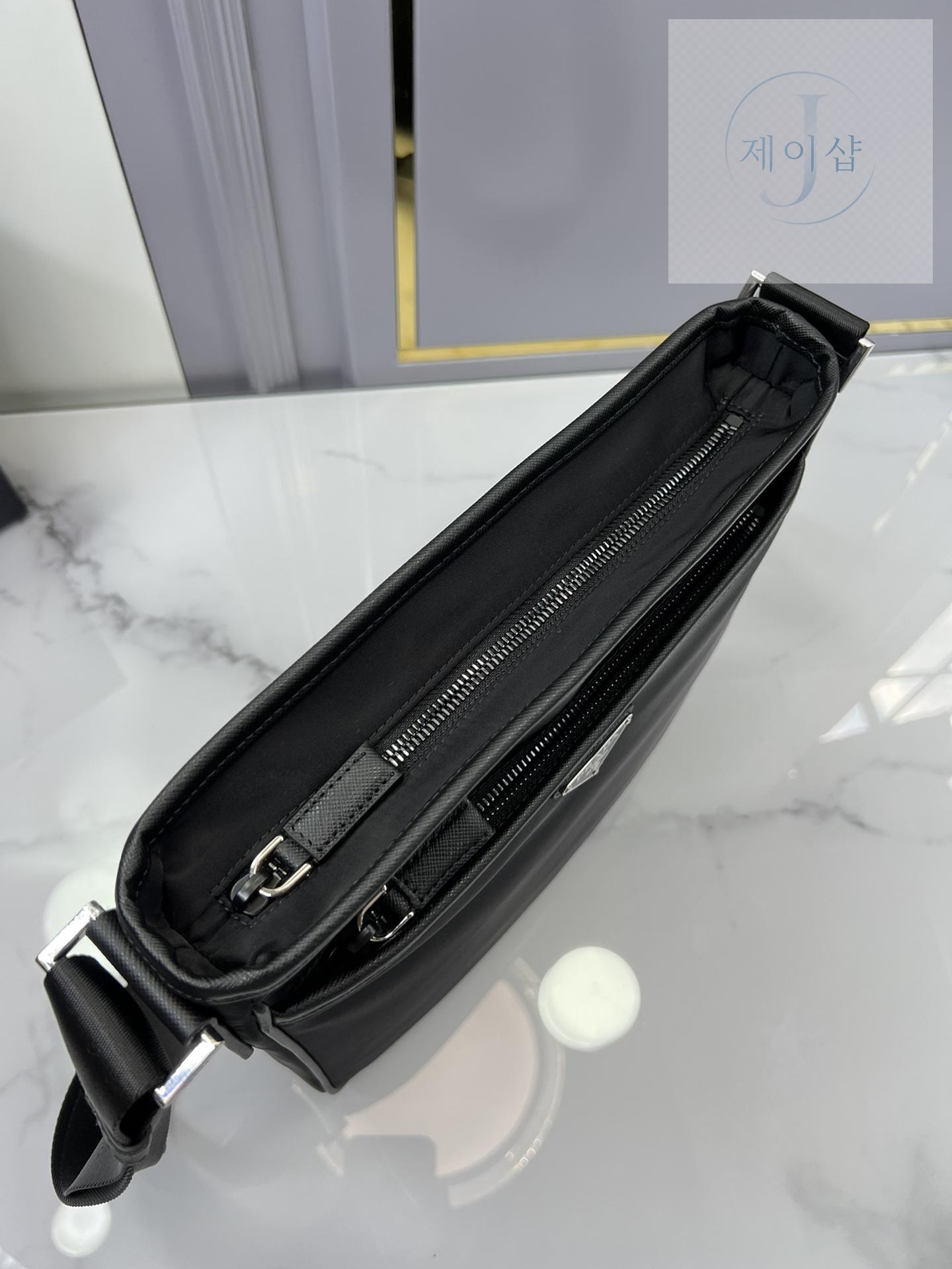 Prada Nylon Messenger - 상세 이미지