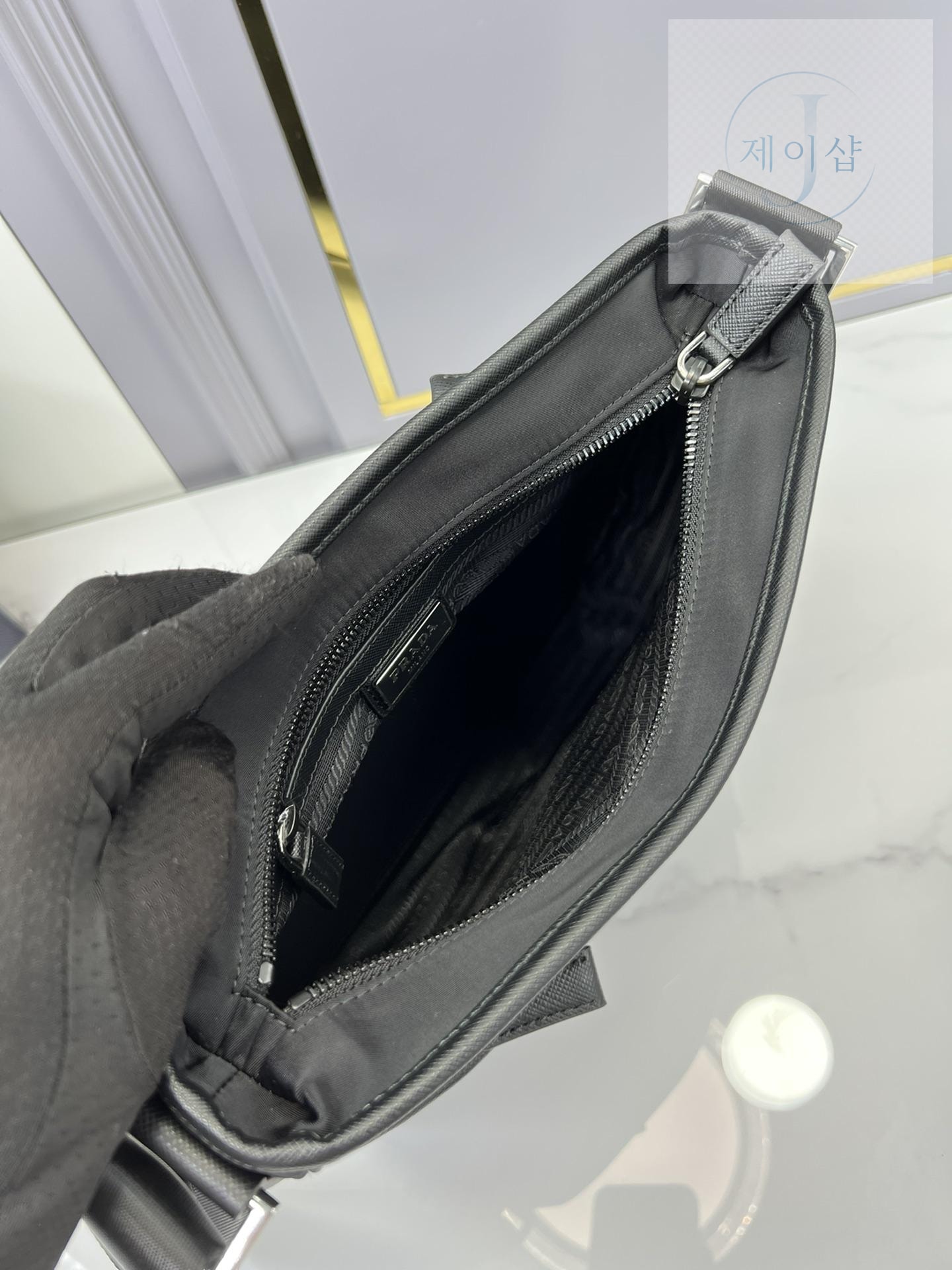 Prada Nylon Messenger - 상세 이미지