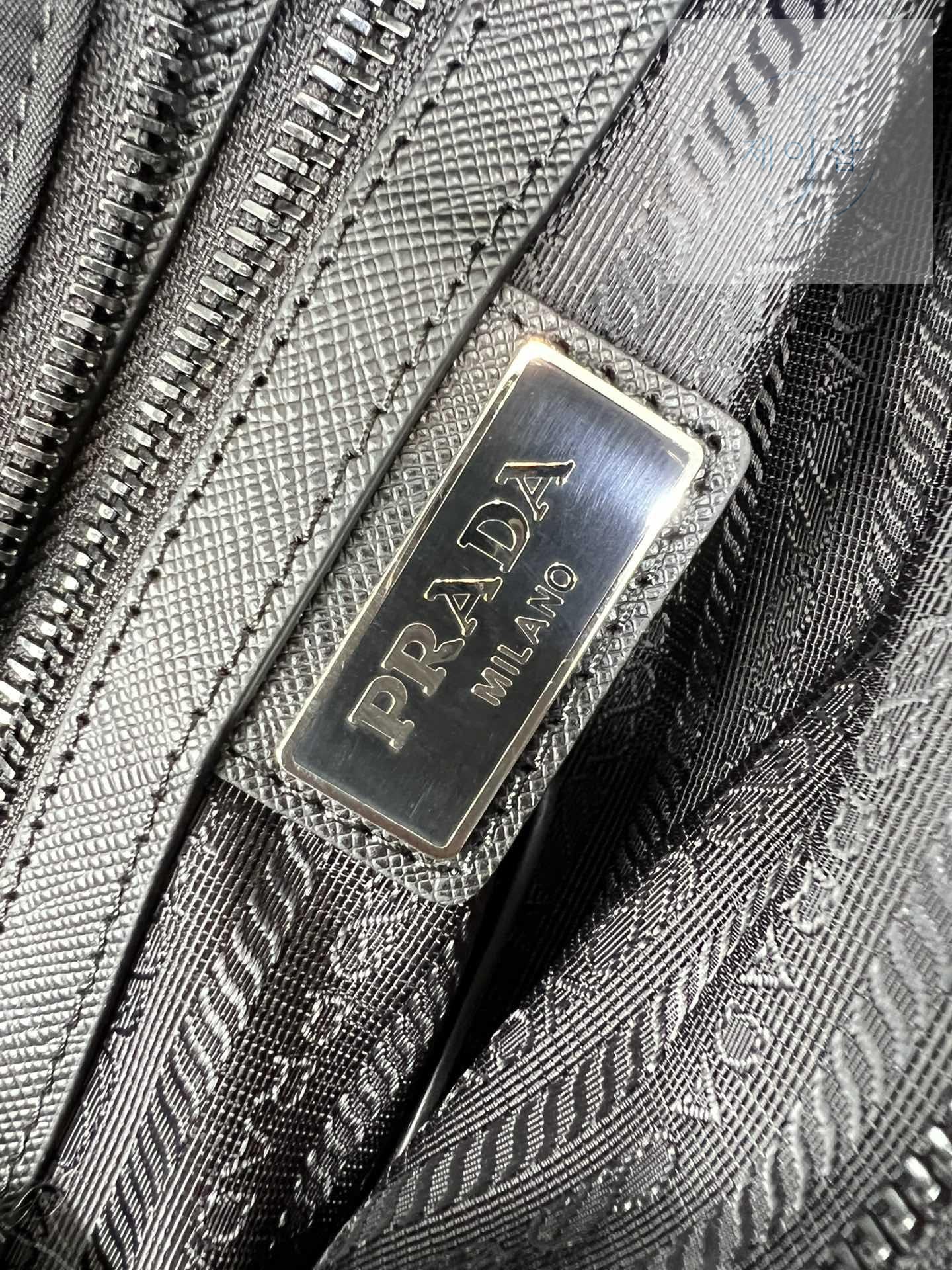 Prada Nylon Messenger - 상세 이미지