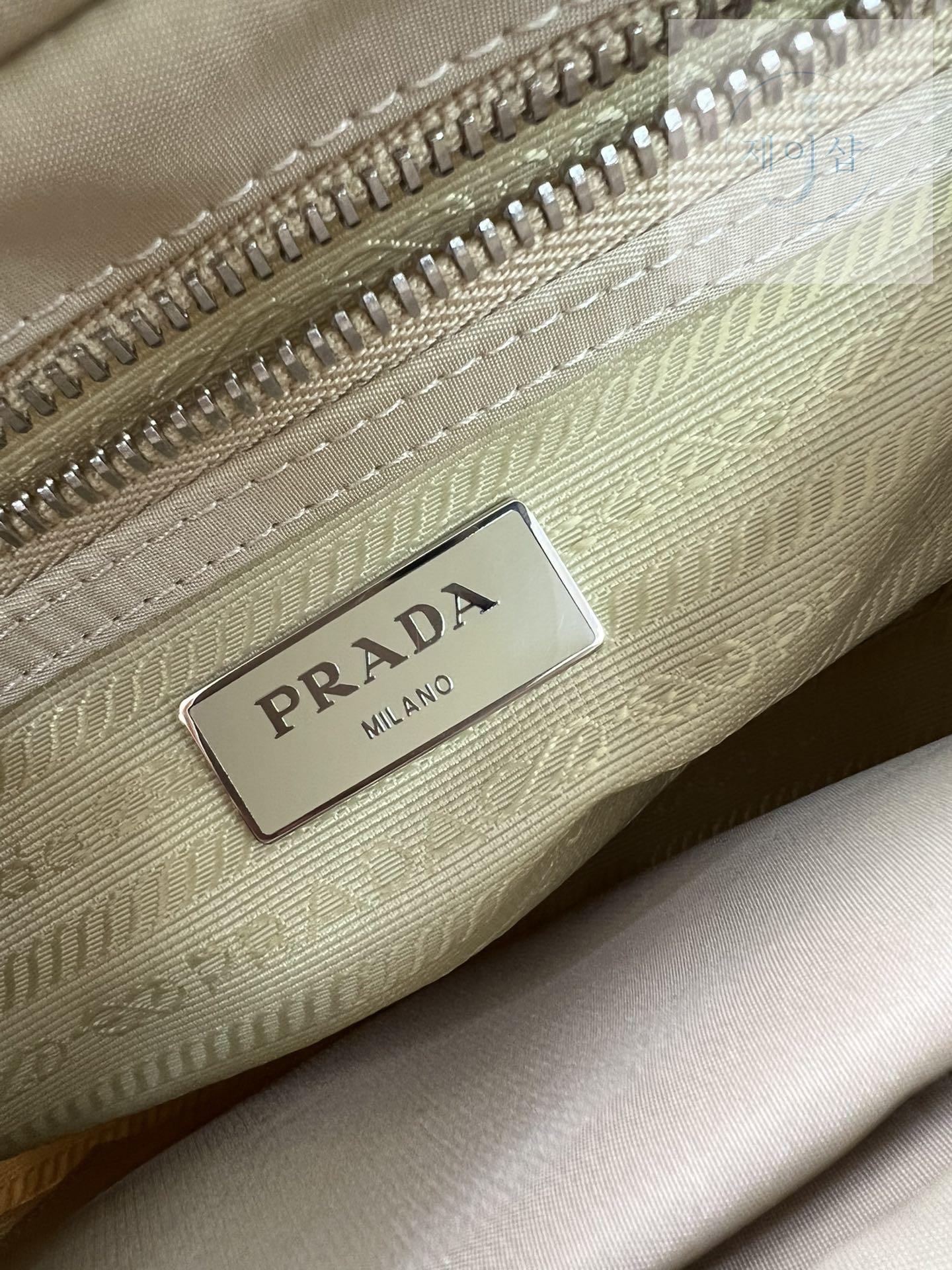 Prada Padded Re-Nylon Shoulder - 상세 이미지