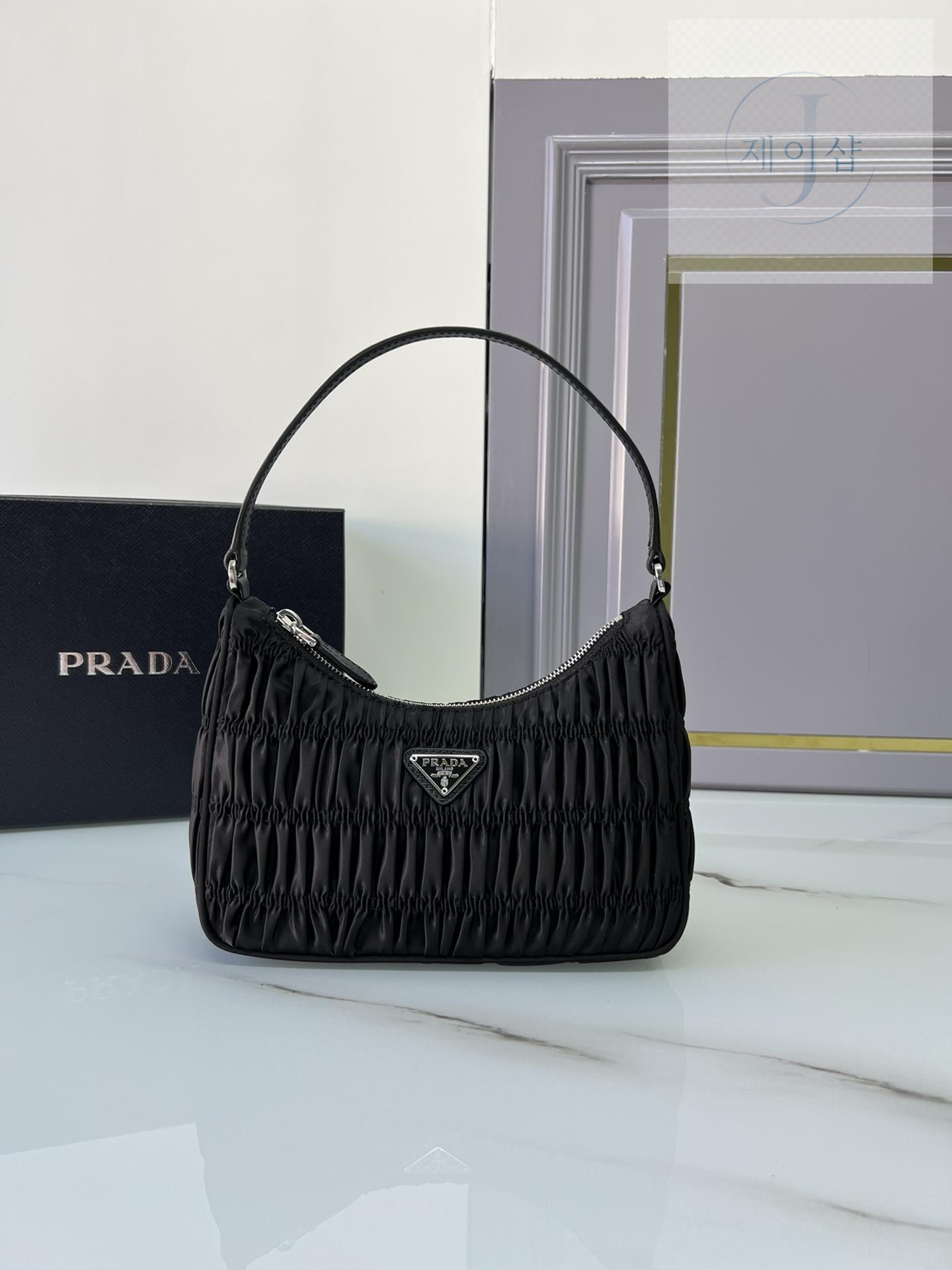 Prada Re-Edition 2000 Hobo