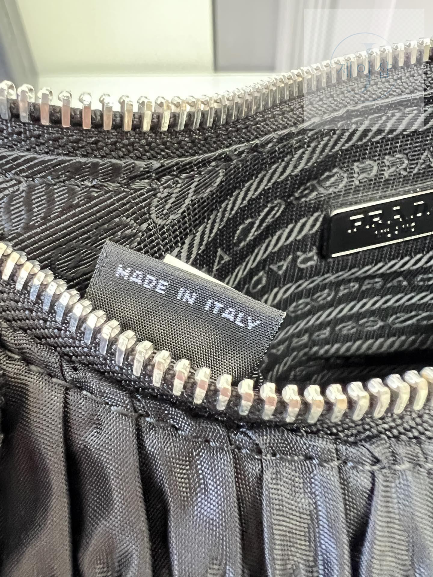 Prada Re-Edition 2000 Hobo - 상세 이미지
