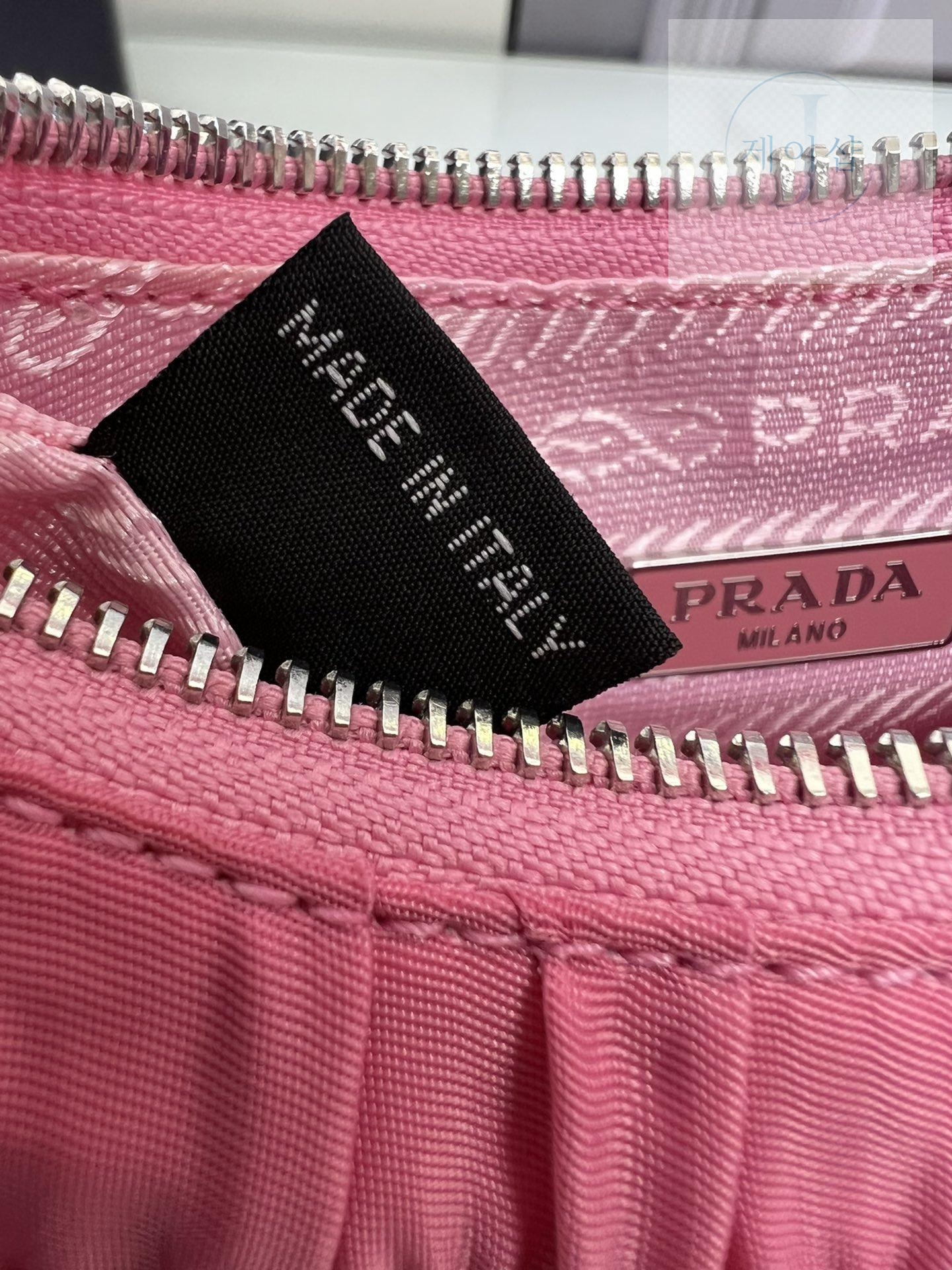 Prada Re-Edition 2000 Hobo - 상세 이미지