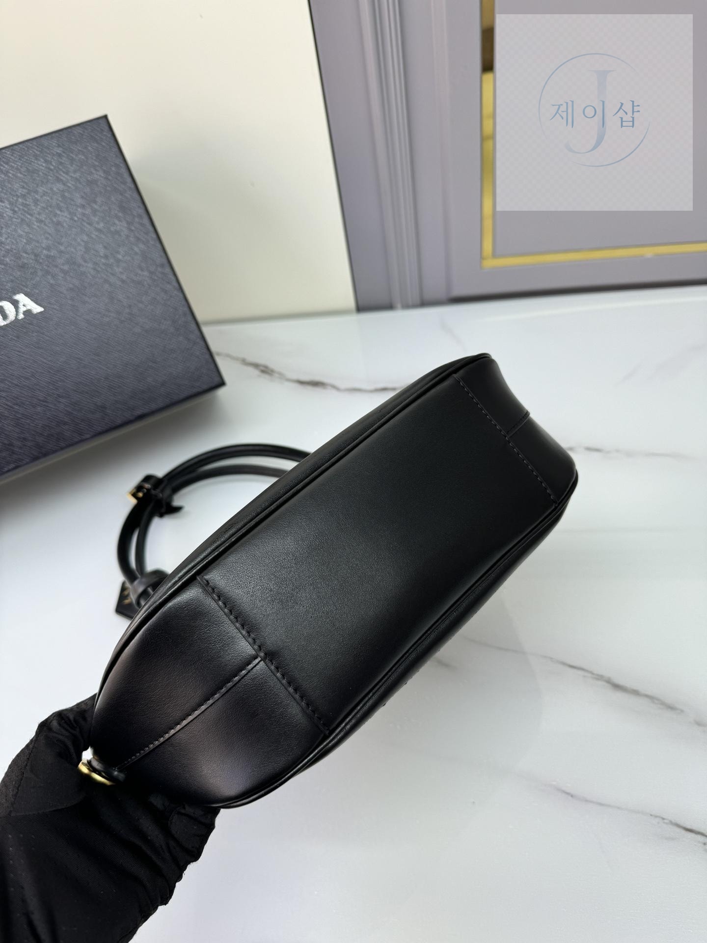 Prada Small Leather Handbag - 상세 이미지