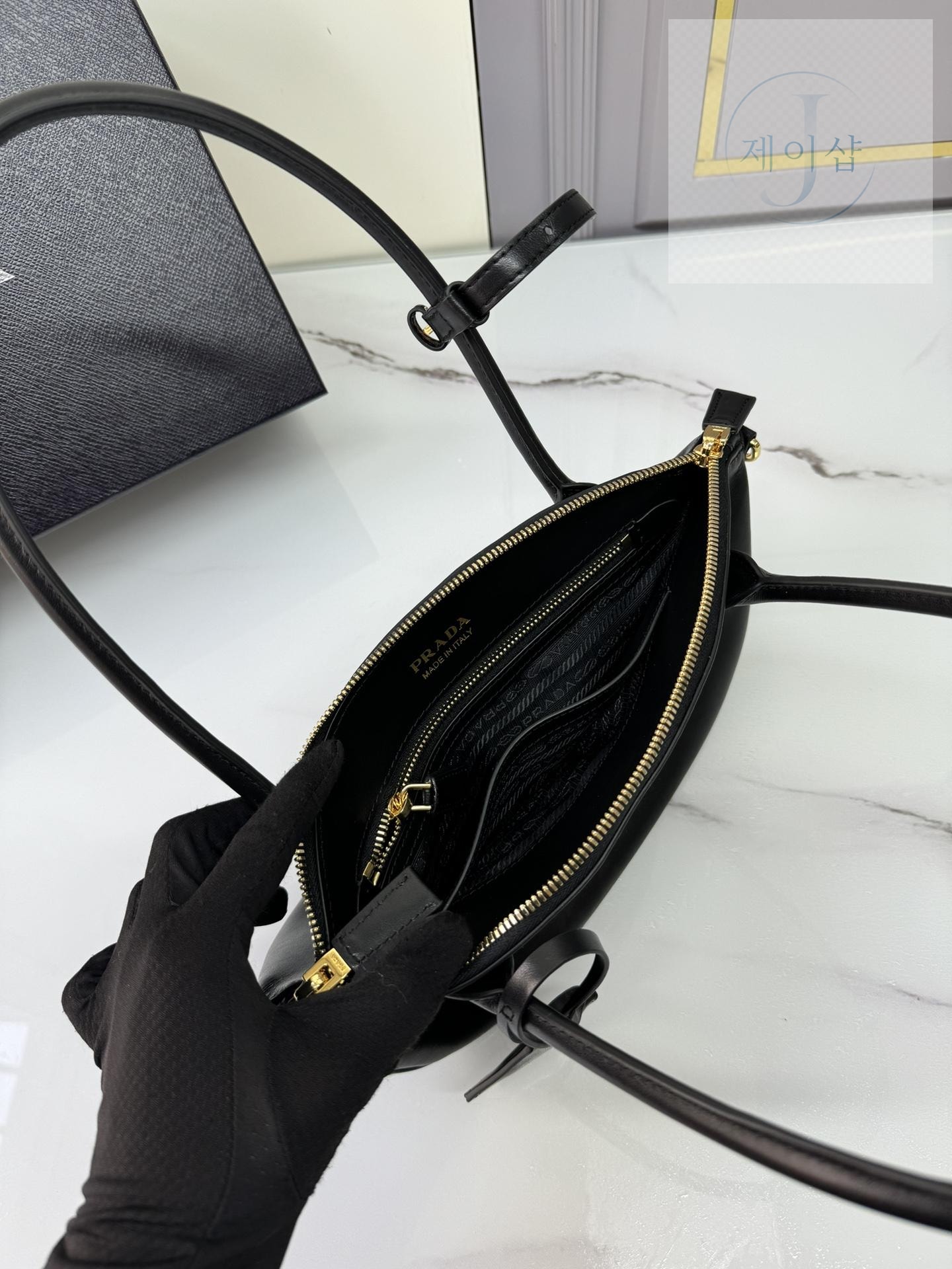 Prada Small Leather Handbag - 상세 이미지