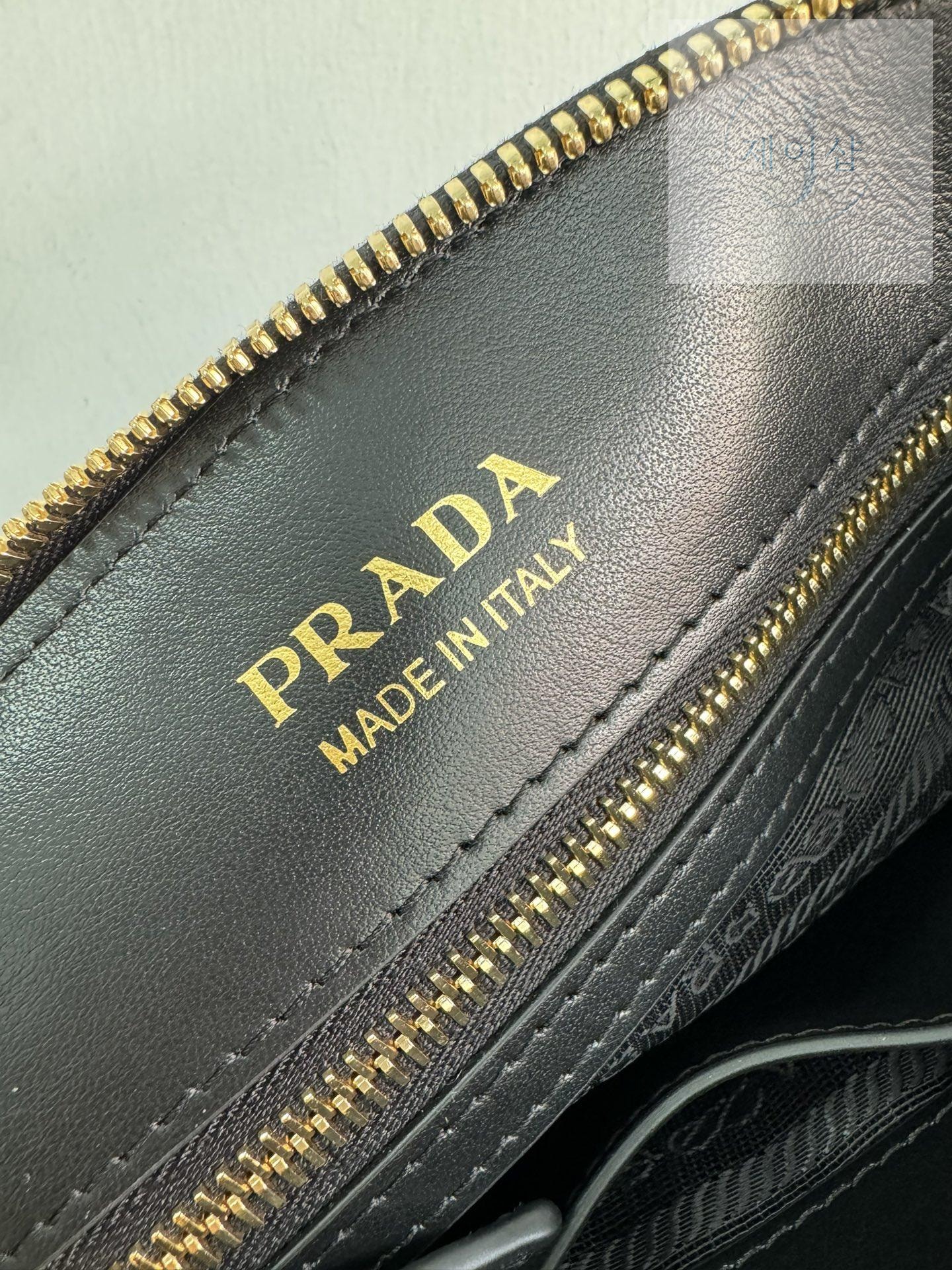 Prada Small Leather Handbag - 상세 이미지