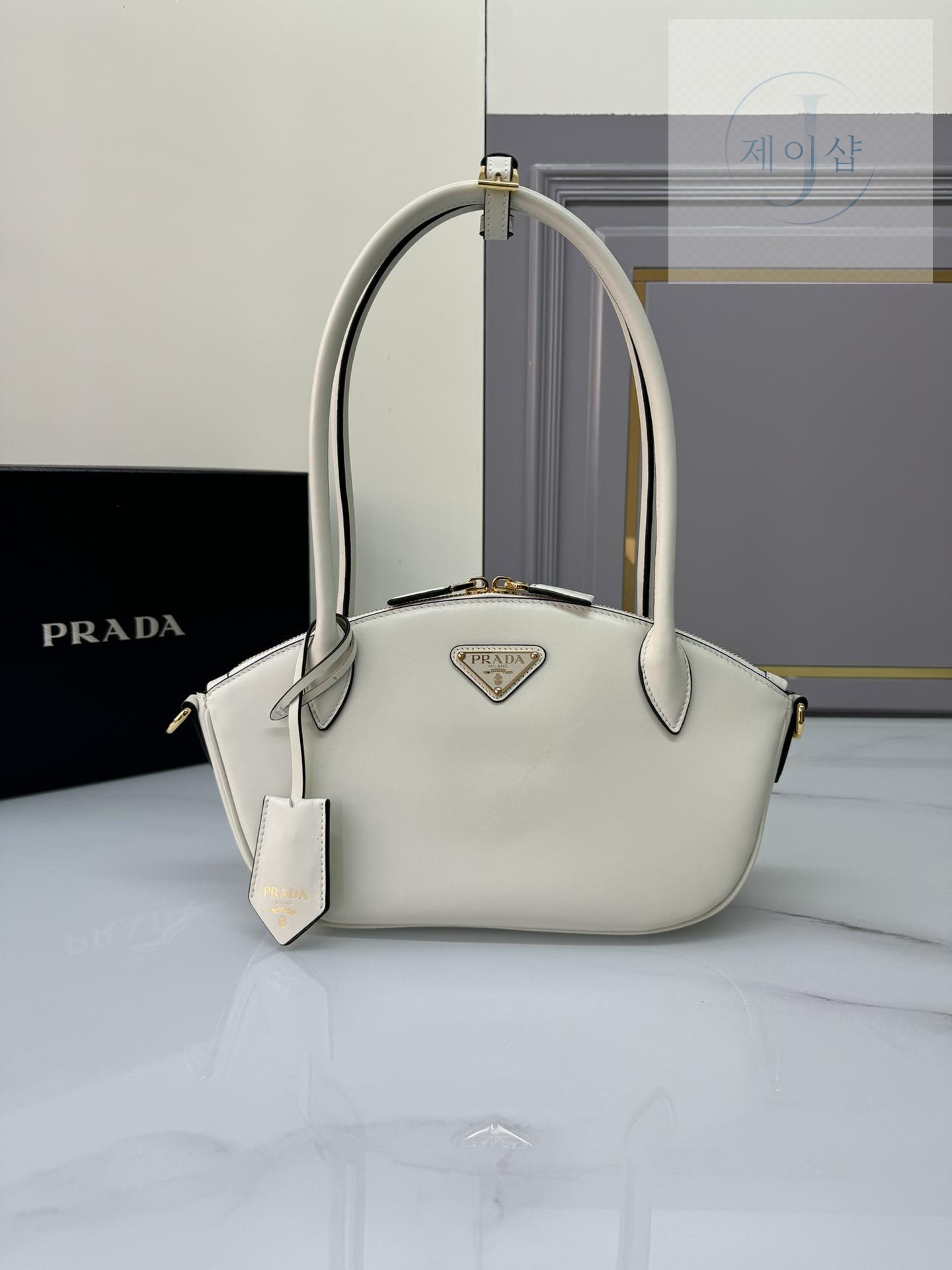 Prada Small Leather Handbag - 상세 이미지