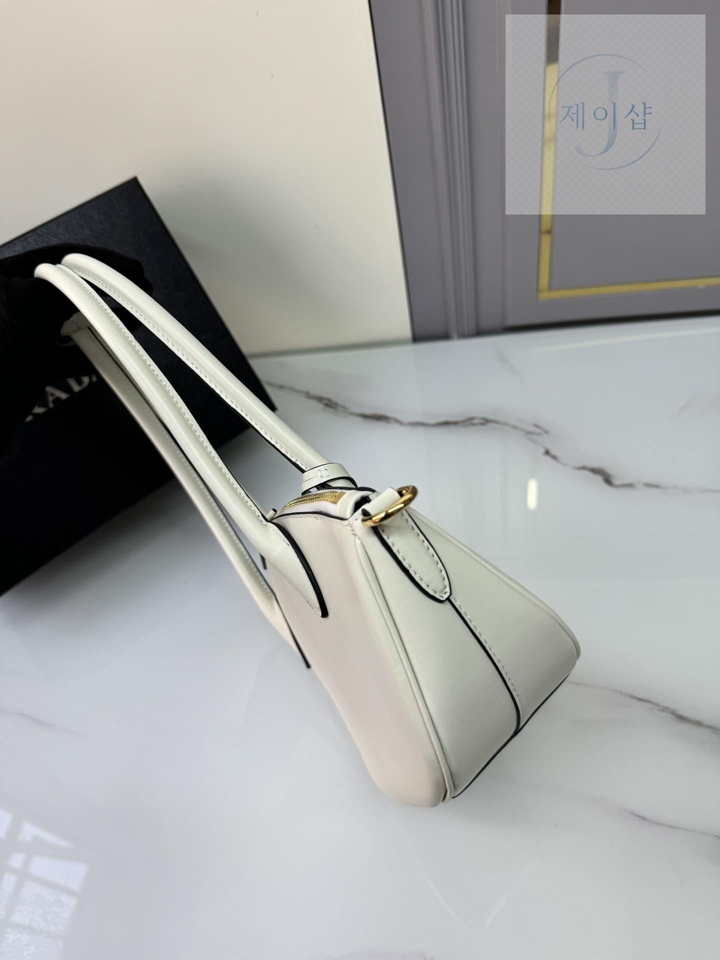 Prada Small Leather Handbag - 상세 이미지
