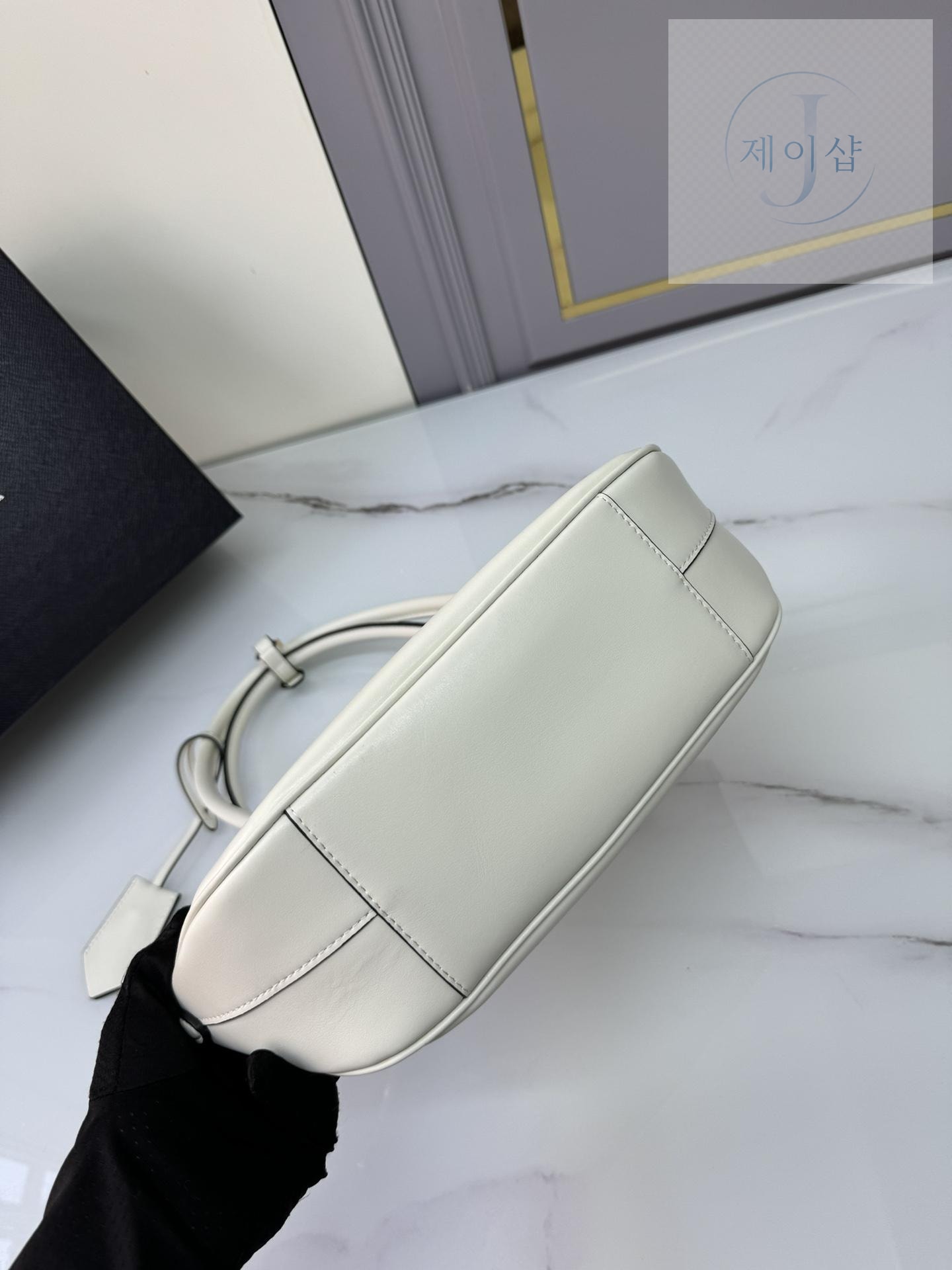 Prada Small Leather Handbag - 상세 이미지
