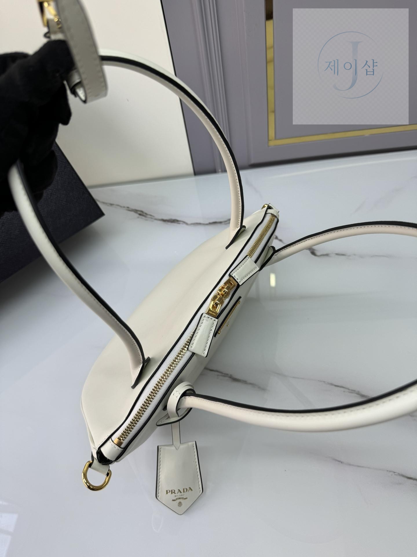 Prada Small Leather Handbag - 상세 이미지