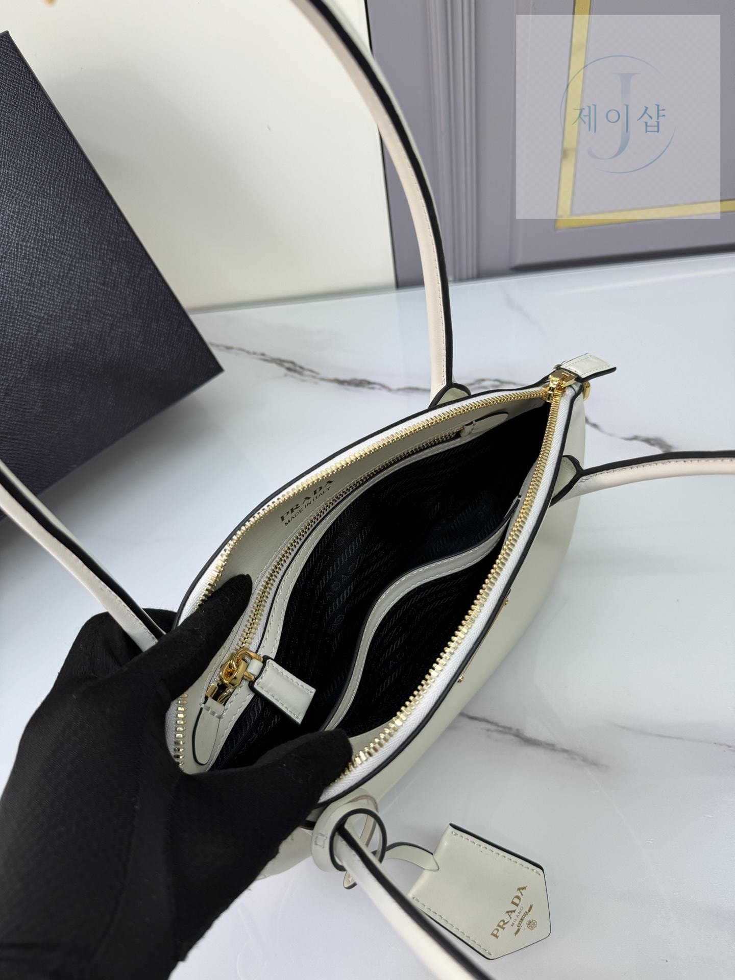 Prada Small Leather Handbag - 상세 이미지