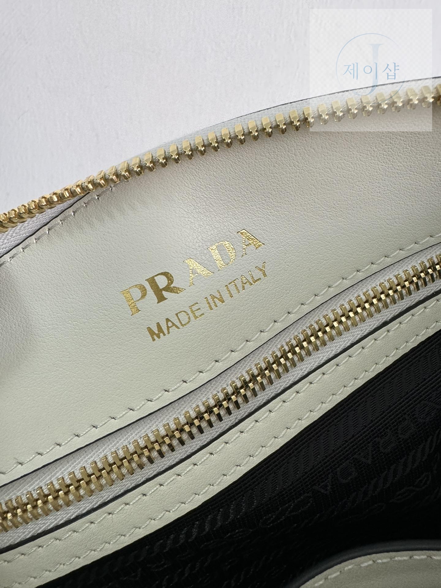 Prada Small Leather Handbag - 상세 이미지