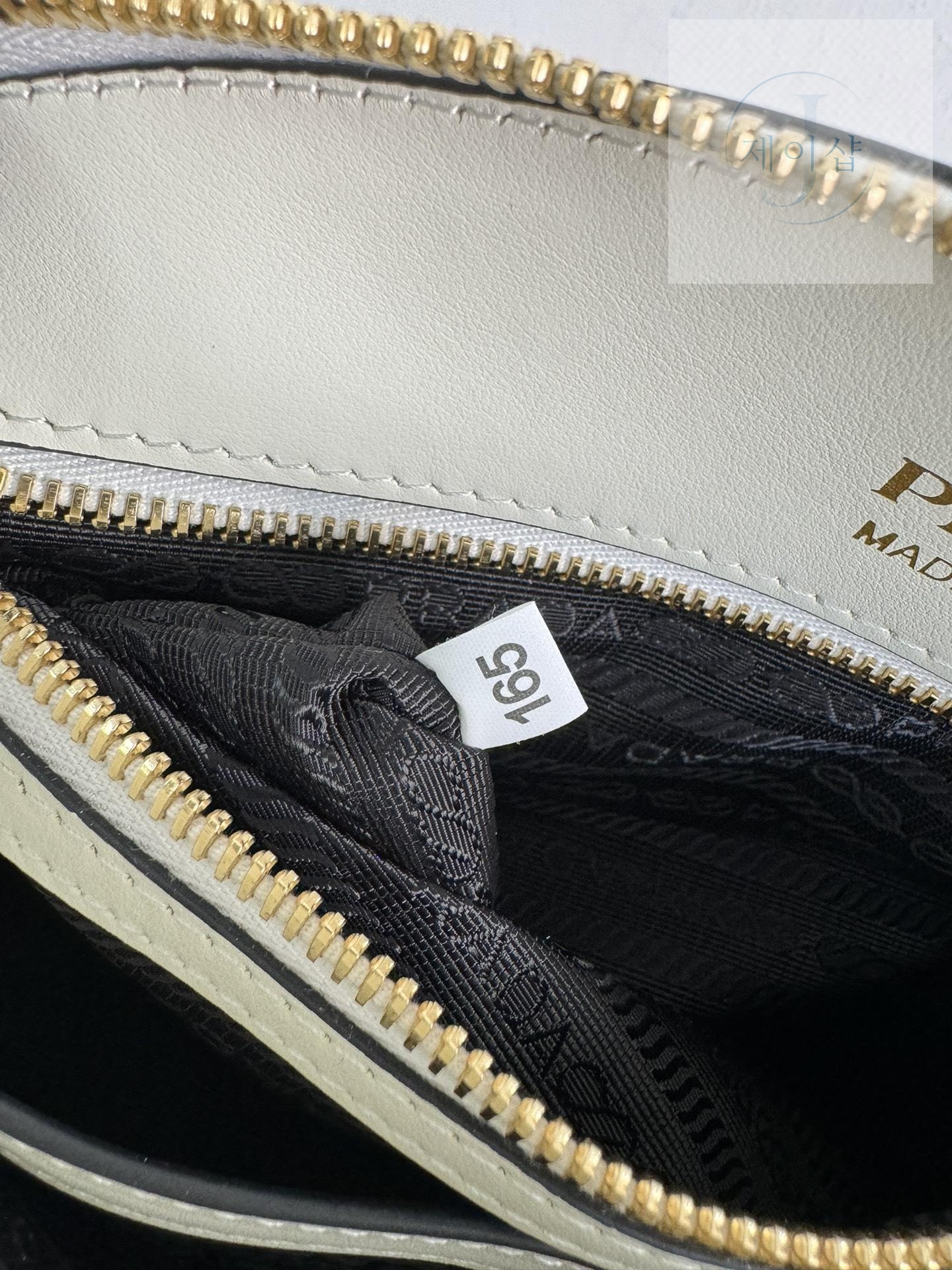 Prada Small Leather Handbag - 상세 이미지