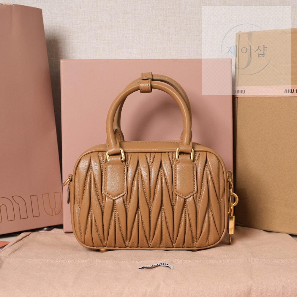 Miu Miu Matelasse Nappa Leather - 상세 이미지