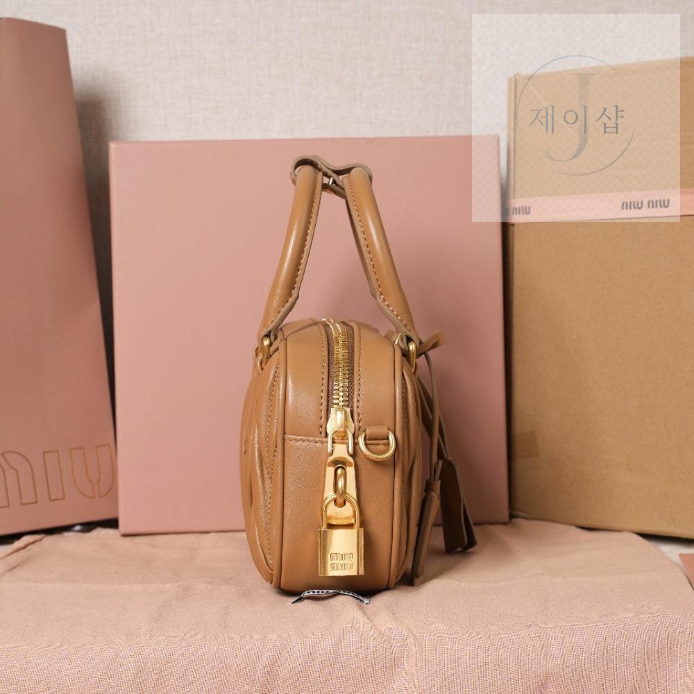 Miu Miu Matelasse Nappa Leather - 상세 이미지