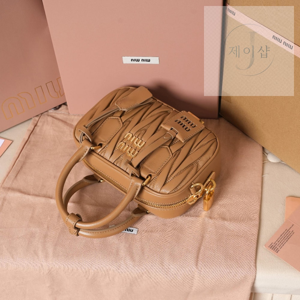 Miu Miu Matelasse Nappa Leather - 상세 이미지