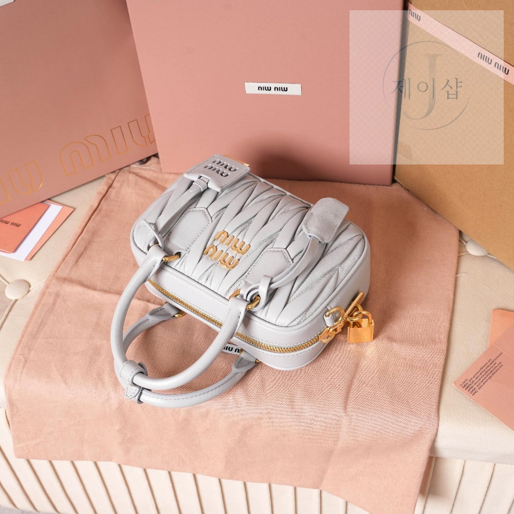 Miu Miu Matelasse Nappa Leather - 상세 이미지