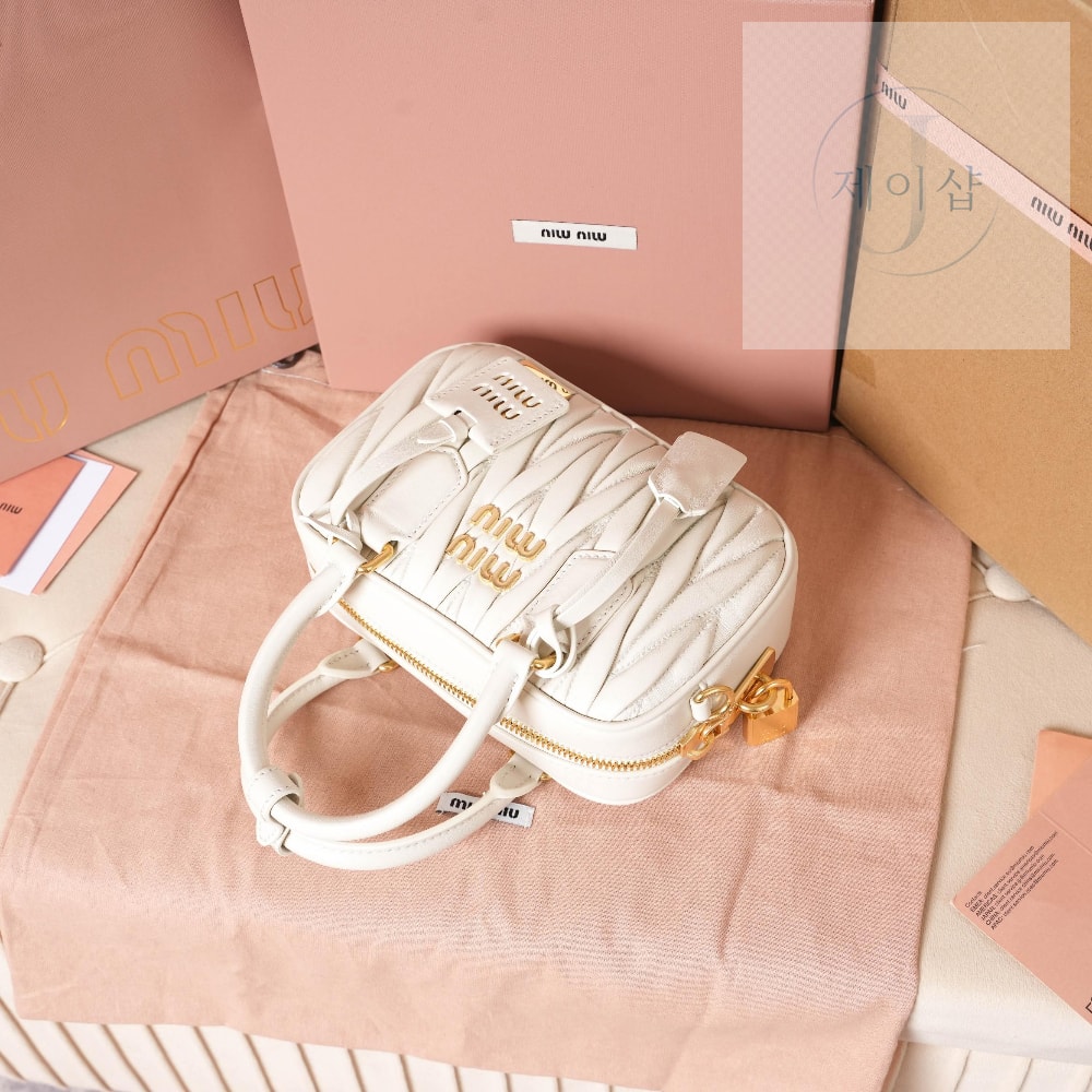 Miu Miu Matelasse Nappa Leather - 상세 이미지