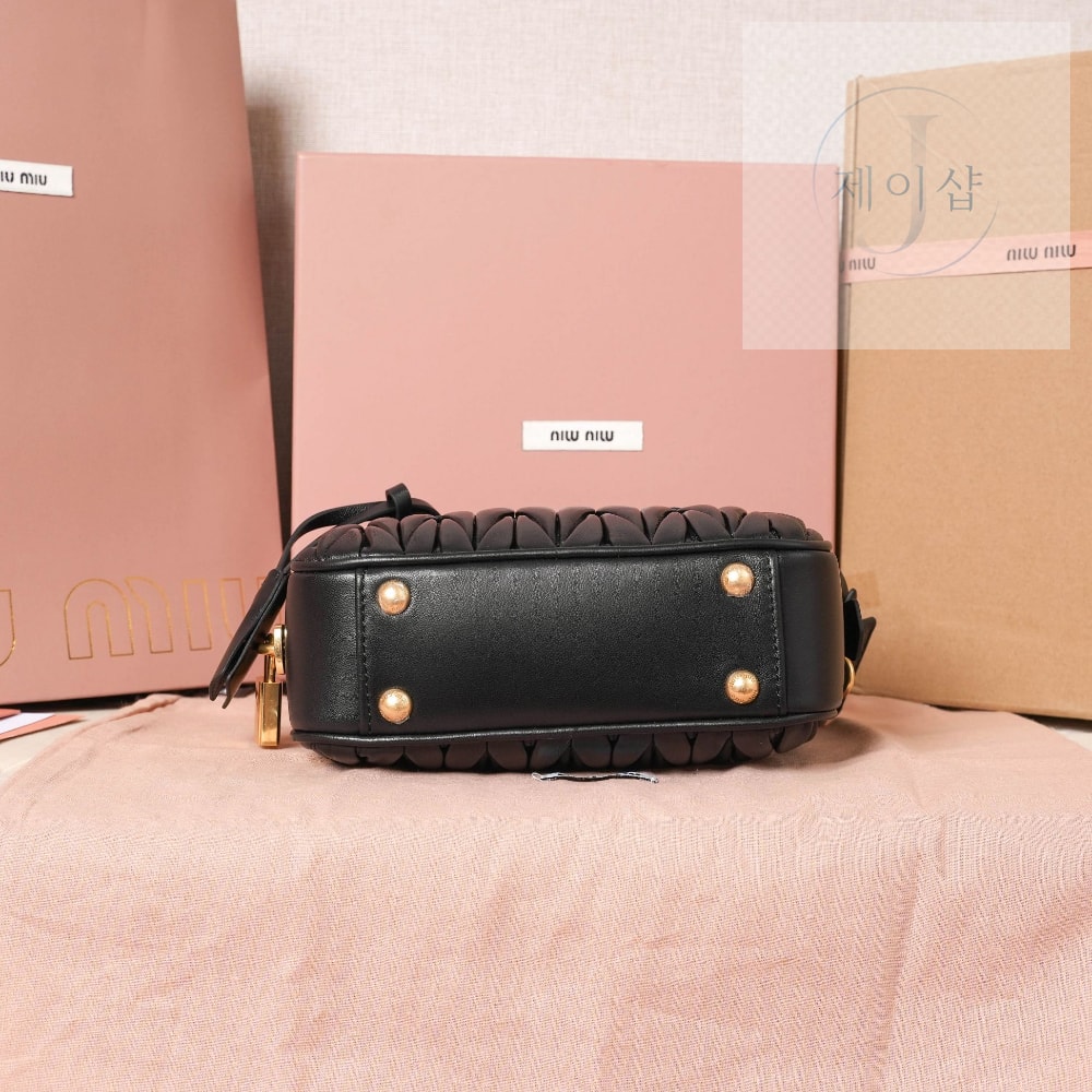 Miu Miu Matelasse Nappa Leather - 상세 이미지
