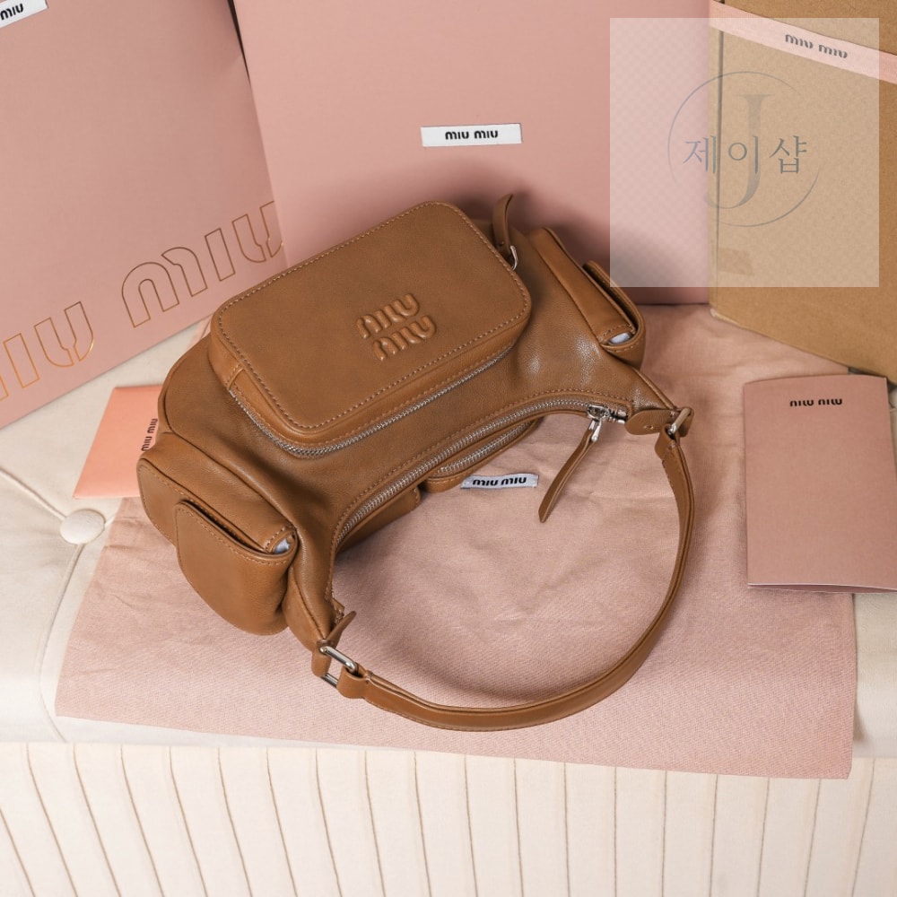 Miu Miu Nappa Leather Pocket - 상세 이미지