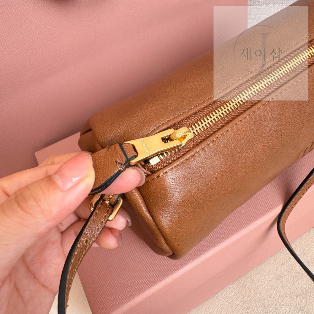 Miu Miu Nappa Leather Pouch - 상세 이미지