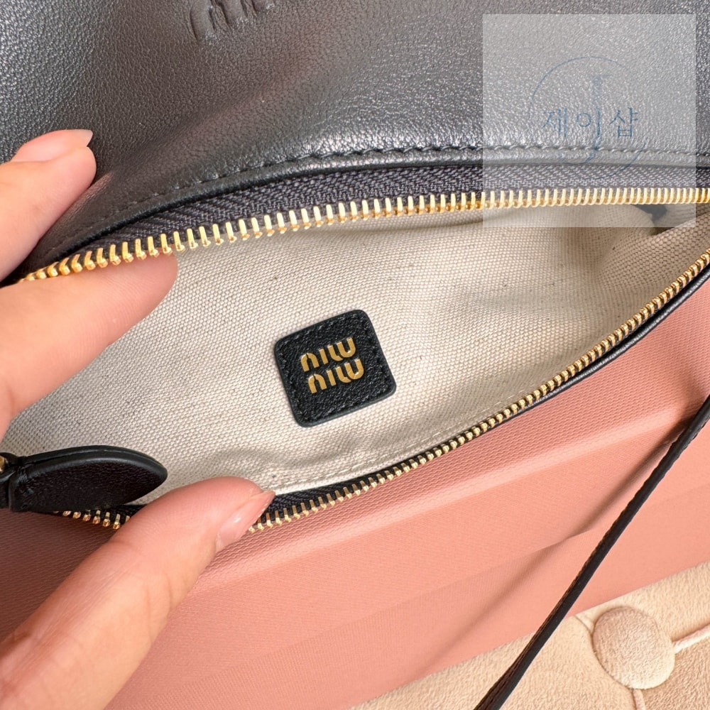 Miu Miu Nappa Leather Pouch - 상세 이미지