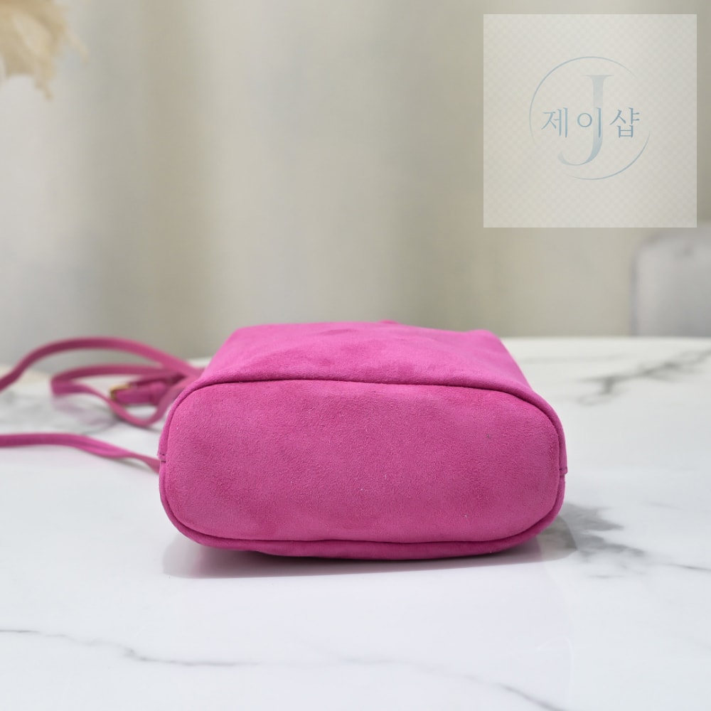 Miu Miu Suede Pouch - 상세 이미지