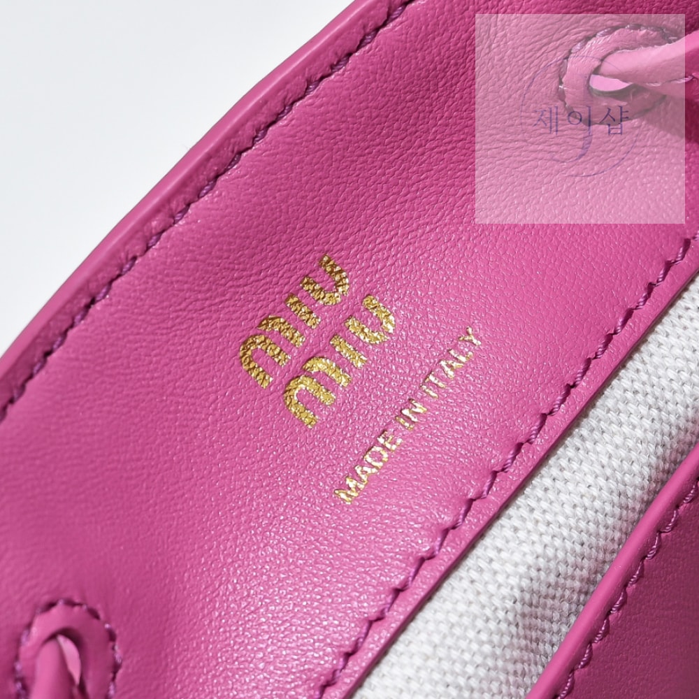 Miu Miu Suede Pouch - 상세 이미지