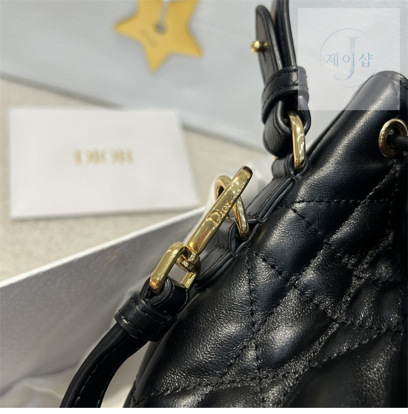 디올 카로 스몰 버킷백 매크로까나쥬 10번 이미지