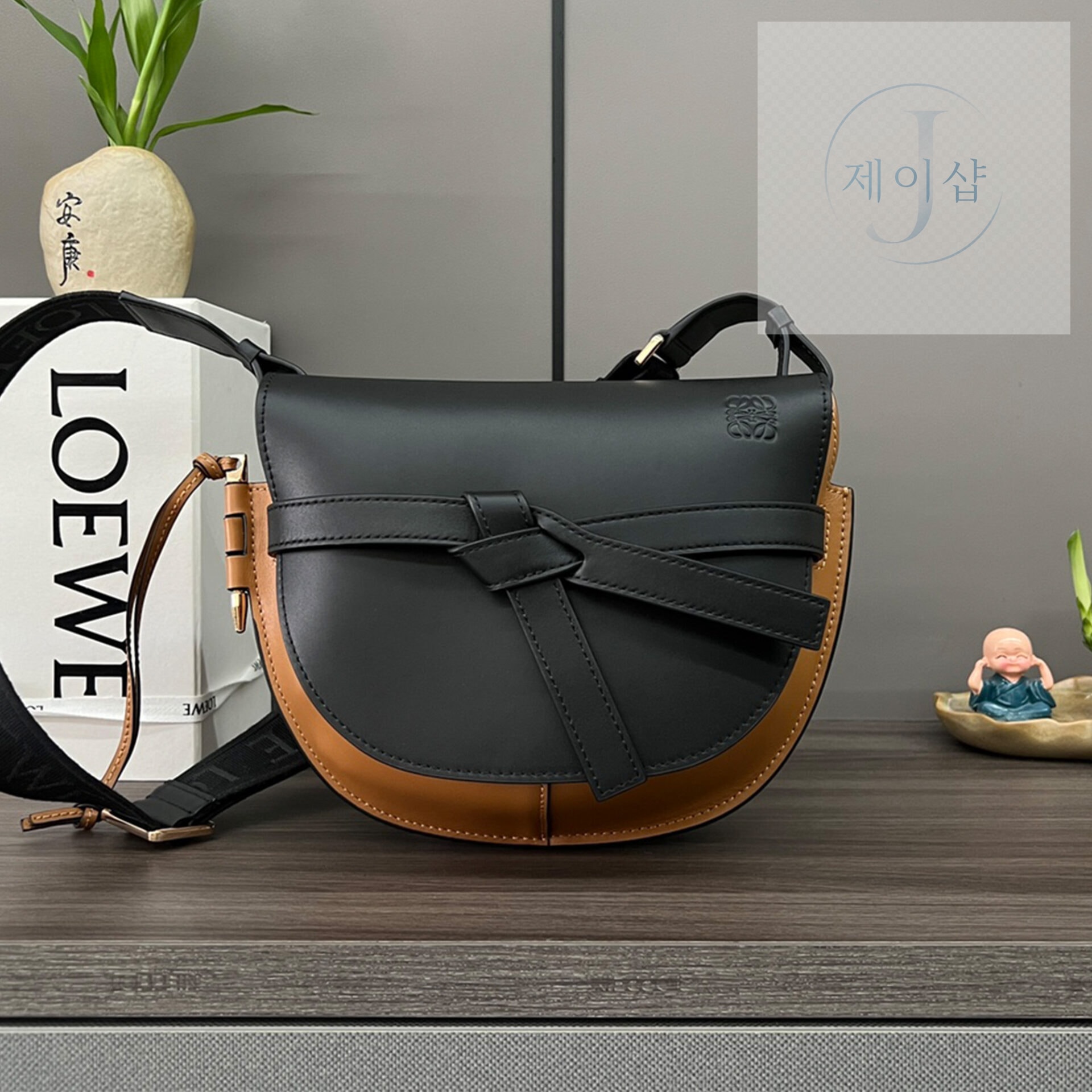로에베 소프트 카프스킨 & 자카드 스몰 게이트 백 20*19*11.5CM