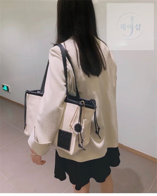 로에베 쿠션 캔버스 토트백 5번 이미지