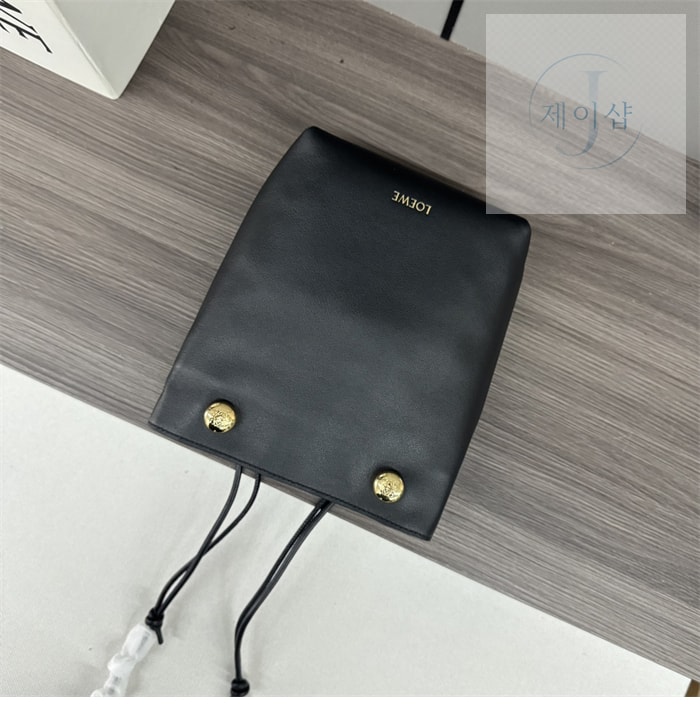 로에베 페블 버킷백 9번 이미지