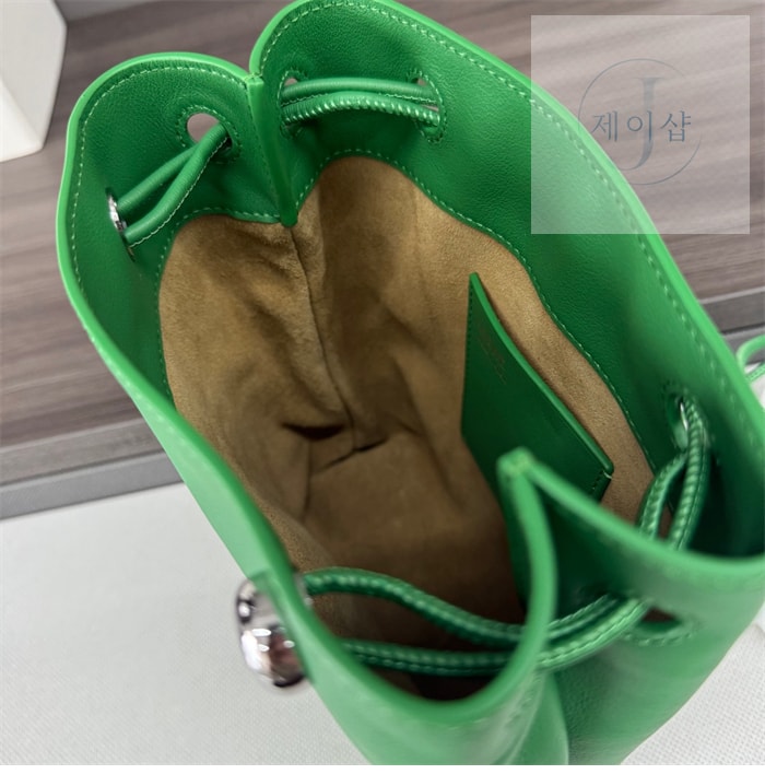 로에베 페블 버킷백 9번 이미지