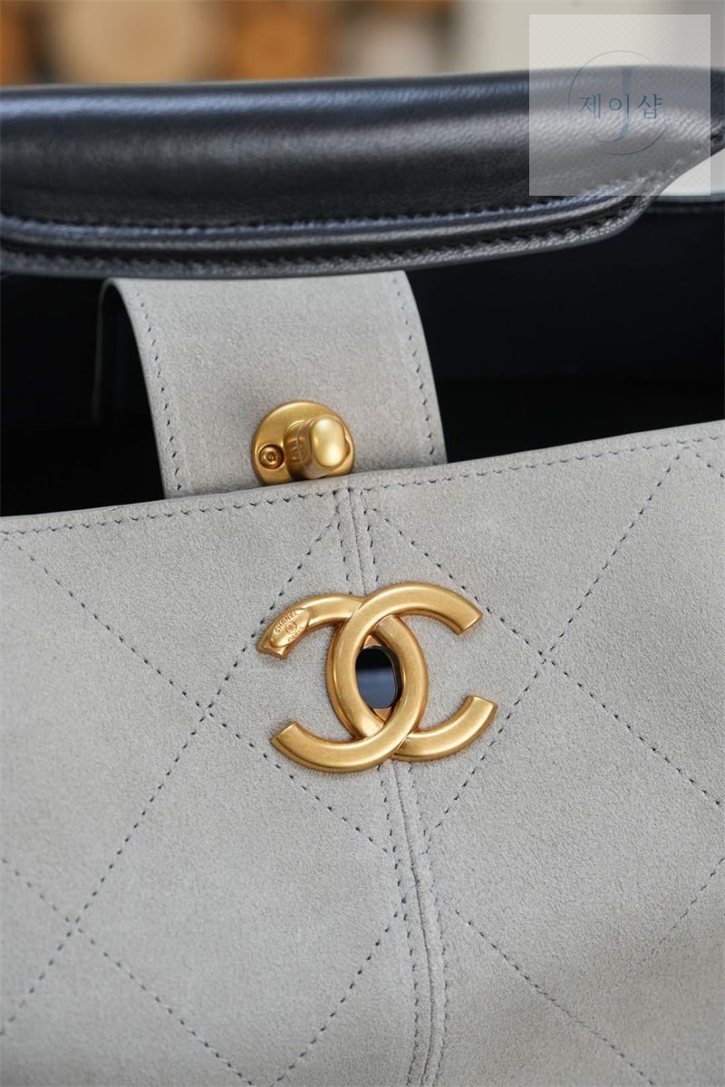 샤넬 25A 스웨이드 스몰 쇼퍼백 그레이 15번 이미지