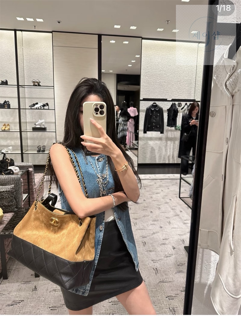 샤넬 25A 스웨이드 스몰 쇼퍼백 베이지