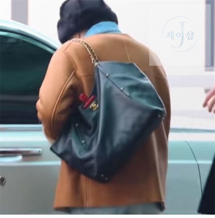 샤넬 25S 골드메탈 맥시 토트 쇼핑백 2번 이미지