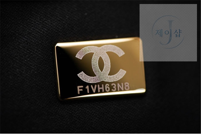 샤넬 25S 골드메탈 맥시 토트 쇼핑백 19번 이미지
