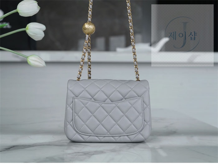 샤넬 클래식 골드볼 쁘띠삭 플랩백 그레이 5번 이미지