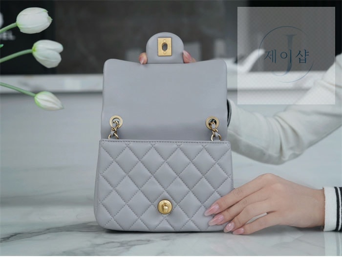 샤넬 클래식 골드볼 쁘띠삭 플랩백 그레이 7번 이미지