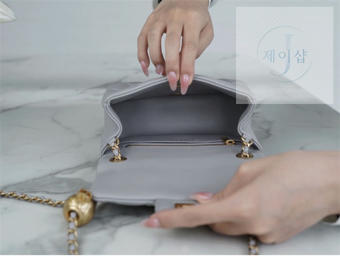 샤넬 클래식 골드볼 쁘띠삭 플랩백 그레이 8번 이미지
