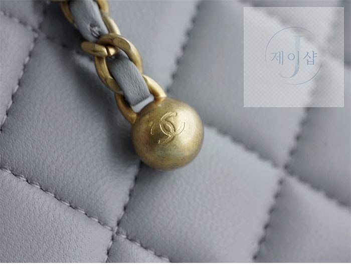 샤넬 클래식 골드볼 쁘띠삭 플랩백 그레이 13번 이미지