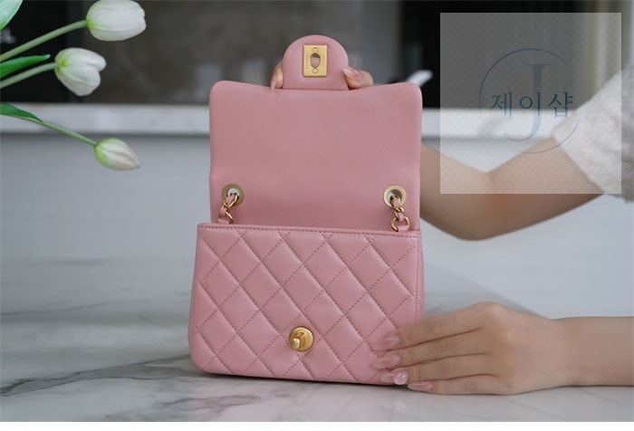 샤넬 클래식 골드볼 쁘띠삭 플랩백 핑크 9번 이미지