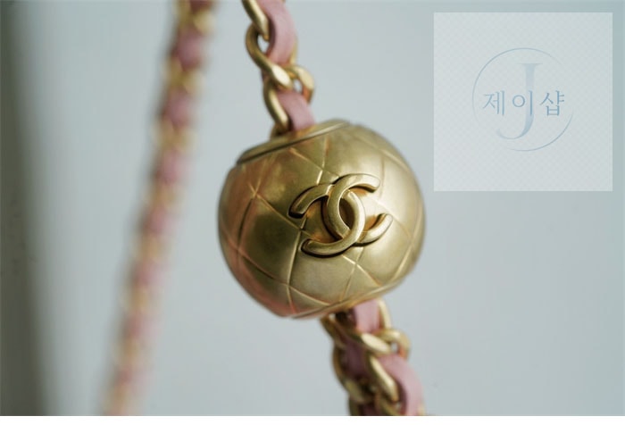 샤넬 클래식 골드볼 쁘띠삭 플랩백 핑크 13번 이미지