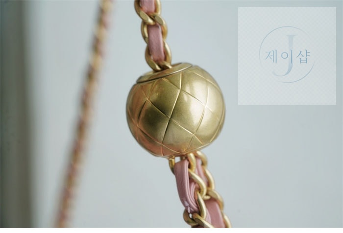 샤넬 클래식 골드볼 쁘띠삭 플랩백 핑크 14번 이미지
