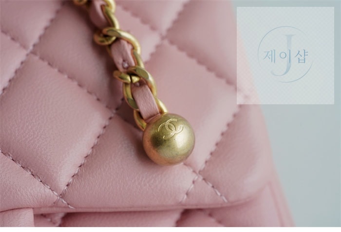 샤넬 클래식 골드볼 쁘띠삭 플랩백 핑크 15번 이미지
